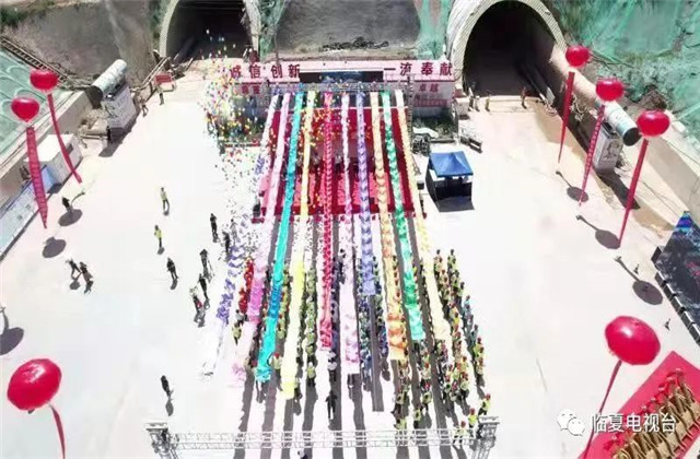 甘肅臨夏至大河家高速石塬隧道順利貫通