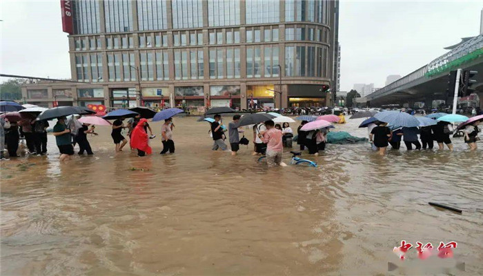 鄭州暴雨已致12人遇難 洪澇災(zāi)害嚴(yán)重(圖1)
