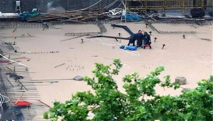 鄭州暴雨已致12人遇難 洪澇災(zāi)害嚴(yán)重(圖2)